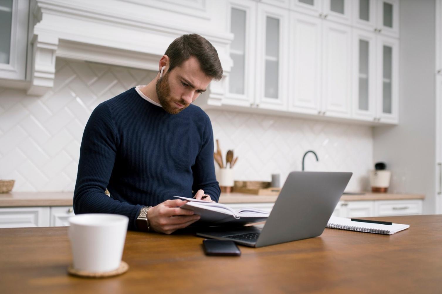 Espace de travail organisé avec documents stratégiques et outils d'analyse